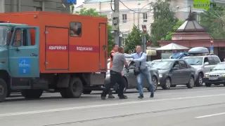 В Ростове подрались сотрудник "Водоканала" и водитель внедорожника