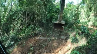 Escavadeira abrindo estrada no meio de pedras enormes ⚠️😅😅