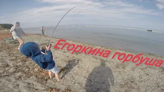 Сынуля жгёт!!! Его первая горбуша в 4 года!