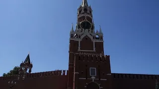 Спасская башня Московского Кремля исполняет гимн Российской федерации