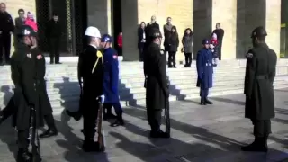 HARİKA SES ! Anıtkabir'de Askerlerin Nöbet Değişimi... (11.02.12)