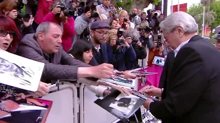 L'accueil d'Alain Delon par tous ses fans juste avant sa montée des marches - Cannes 2019