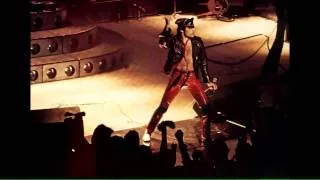 3. We will rock you (Fast) (Queen Live in Hammersmith Odeon: 26/12/1979)