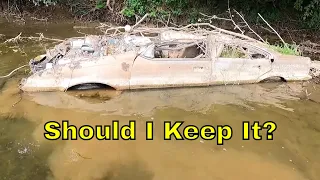 On The River Metal Detecting : I Found A Car!