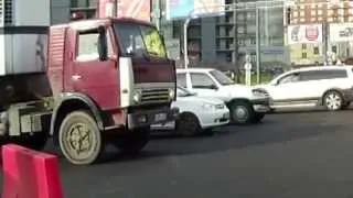 Твори Добро спасение котёнка / Truck driver rescued kitten