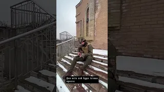 Український воїн заспівав пісню- молитву за Україну на східцях Дому молитви