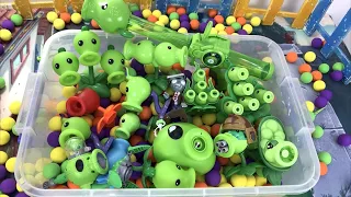 Box of all PvZ2 toy Peashooter VS the poor zombie :(