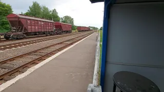 ТЭП70БС-082 с пассажирским поездом и М62К-1466 с грузовым поездом на станции Гутно.