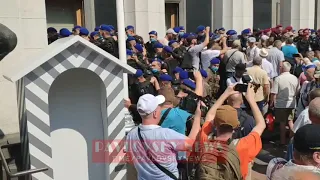 Сегодня под ВР проходит митинг ветеранов силовых структур, они хотят встречи с Дмитрием Разумковым.