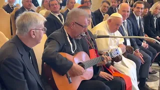 LEÓN GIECO LE CANTA AL PAPA "SOLO LE PIDO A DIOS"