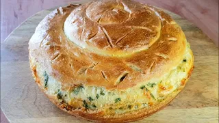 Bread with cheese, spring onions and parsley. Everyone can easily make this recipe!