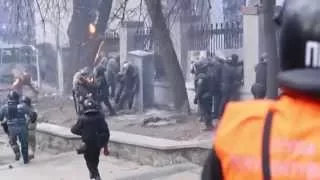 Майданутые поджигают бойцов Беркута Киев
