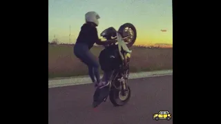 Девушка на мотоцикле совершает опасные трюки