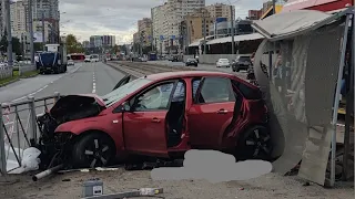 Ford снес остановку уходя от погони в Питере