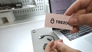 Обзор криптоваютного холодного кошелька Trezor One. Распаковка и настройка.