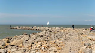 Ейская коса. Азовское море с трех сторон. Рыбаки на каменной насыпи