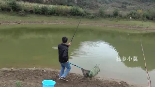 小莫深山钓鱼，突然中大货越拉越猛，简直就是人鱼大战