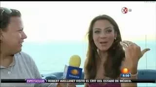 Silvia Navarro y Jorge Salinas en 1N   Grabando en la playa