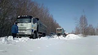 "ДТ-75"Казахстан" и Самосвал "FAW". Ловушка накатанной деревенской дороги