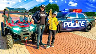 Den aprenden las normas de comportamiento de los niños con un policía!