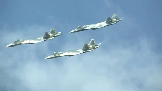 Су-57 цепляет облачность, Макс 2019. Su-57 flight in the clouds, Maks 2019.