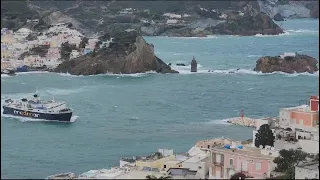 MARE IN TEMPESTA, TRAGHETTO MEDMAR RISCHIA DI RIBALTARSI A PONZA