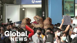 Thai protests: Students demonstrate against "dinosaur" government