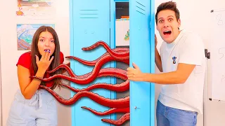 NON SCEGLIERE L'ARMADIETTO SBAGLIATO A SCUOLA! Fidget Pop It Challenge | Me contro Te