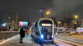 Трамвай 71-931М ”Витязь - Москва” следует по маршруту 46 ”3-я Владимирская ул. - Метрогородок”