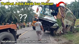 Jalan Terhenti Saat Proses Evakuasi Bus Pelangi.Di Sisimut Labusel,Bagian Bodi Bus Hancur...