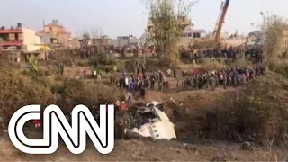 Avião cai no Nepal e deixa ao menos 68 mortos | LIVE CNN