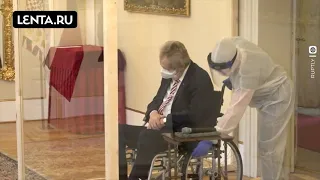 Президент Чехии, сидя в стеклянном кубе, назначает нового премьера