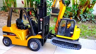 중장비 지게차 자동차 장난감으로 아빠를 도와줘요 포크레인 모래놀이 구출놀이 Car Toy Video for Kids Forklift Excavator