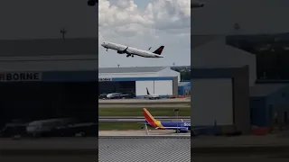 Delta Airlines Powerfully Launches into the Tampa Sky! #shorts #travel #planespotting