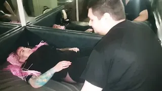 Руслан Гительман трогает попу и грудь , удаленное видео Гительмана, массаж