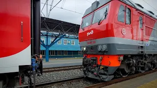 Change of locomotive at a double-decker passenger train /Electric locomotive changes to a diesel
