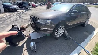 cum pornesti un Passat B6 daca n are baterie si nici cheia nu descuie masina?