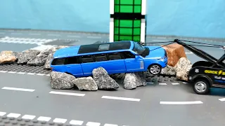 Полицейский эвакуатор помогает большому лимузину выбраться из камней 567 Серия Мир