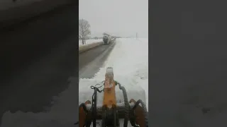 трасса м5, брат работает на погрузчике, чистит дорогу. один на 100км😬😬😬