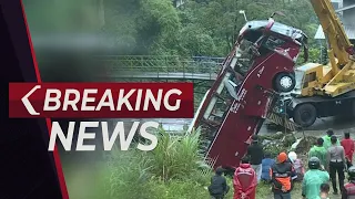 BREAKING NEWS - Proses Evakuasi Bus Masuk Jurang di Guci Tegal
