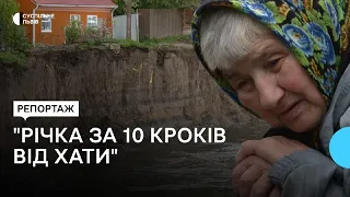 Потрібно йти через подвір'я: як річка розмила дорогу в селі на Львівщині