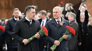 Садыр Жапаров и Вячеслав Володин возложили цветы у Ржевского мемориала Советскому солдату