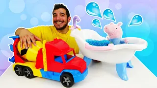 George necesita ayuda para nadar en la tina. Cuento infantil con peluche de Peppa Pig