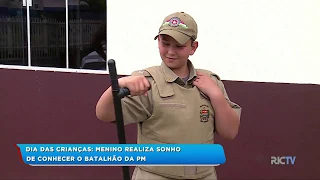 Menino realiza sonho de conhecer o batalhão da PM como presente de Dia das Crianças, em Itajaí