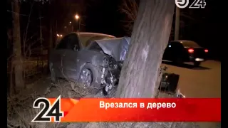 В Казани автомобиль врезался в дерево