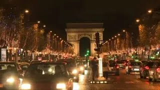 Champs-Elysees é iluminada