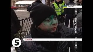 Журналістів та активістів облили зеленкою у Донецьку