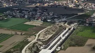 Napoli: atterraggio all'aeroporto Capodichino, con veduta di Napoli dall'alto