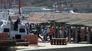 Сотни новых беженцев прибыли на Лампедузу