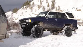 two oldschool hilux surf/4runner on snow 2021